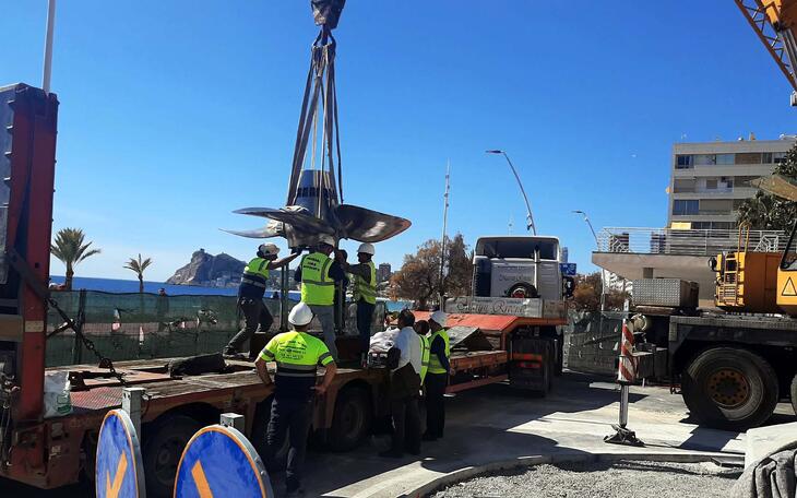 Benidorm y la Armada estrechan lazos con la cesión de la hélice de una corbeta que lucirá en una rotonda de Poniente